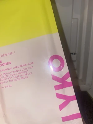 LYKO Golden Eye Eye Patches - Fräscha eye patches från LYKO med niacinamid och hyaluronsyra. Förpackningen är gul och vit med rosa text. Perfekt för att pigga upp trötta ögon och ge glow. Smidig engångsförpackning som är enkel att använda när du vill boosta huden under ögonen.