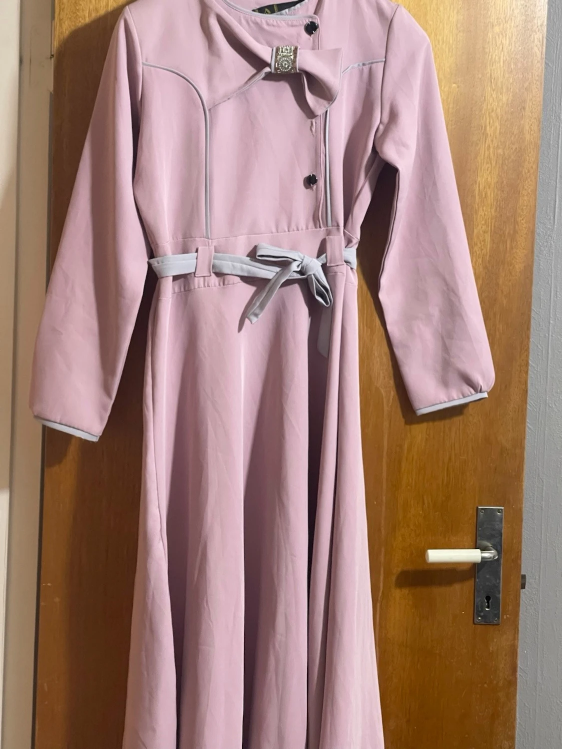 Ljusrosa långklänning med rosettdetalj