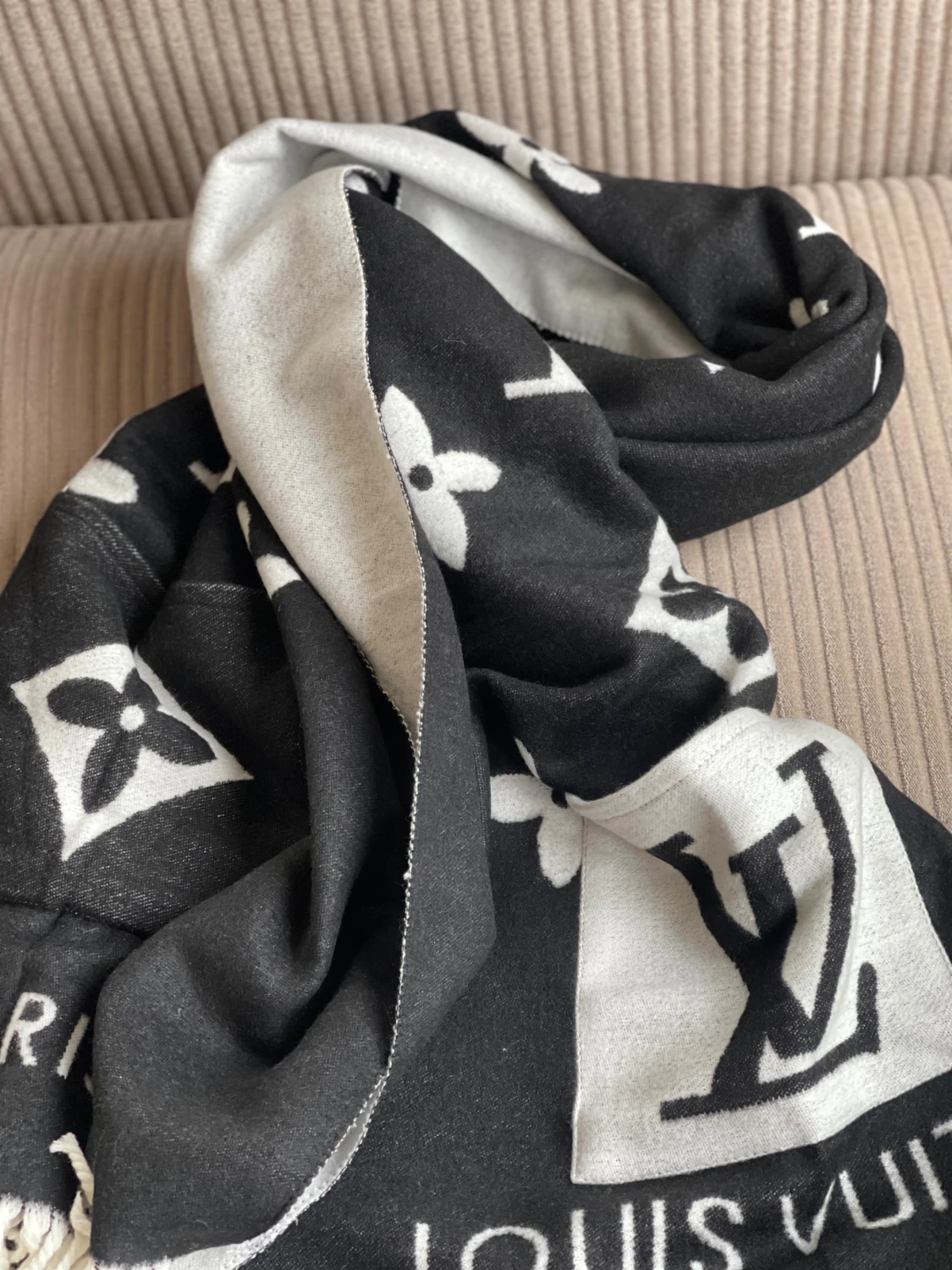Vuiton svartvit sjal med fickor - 1