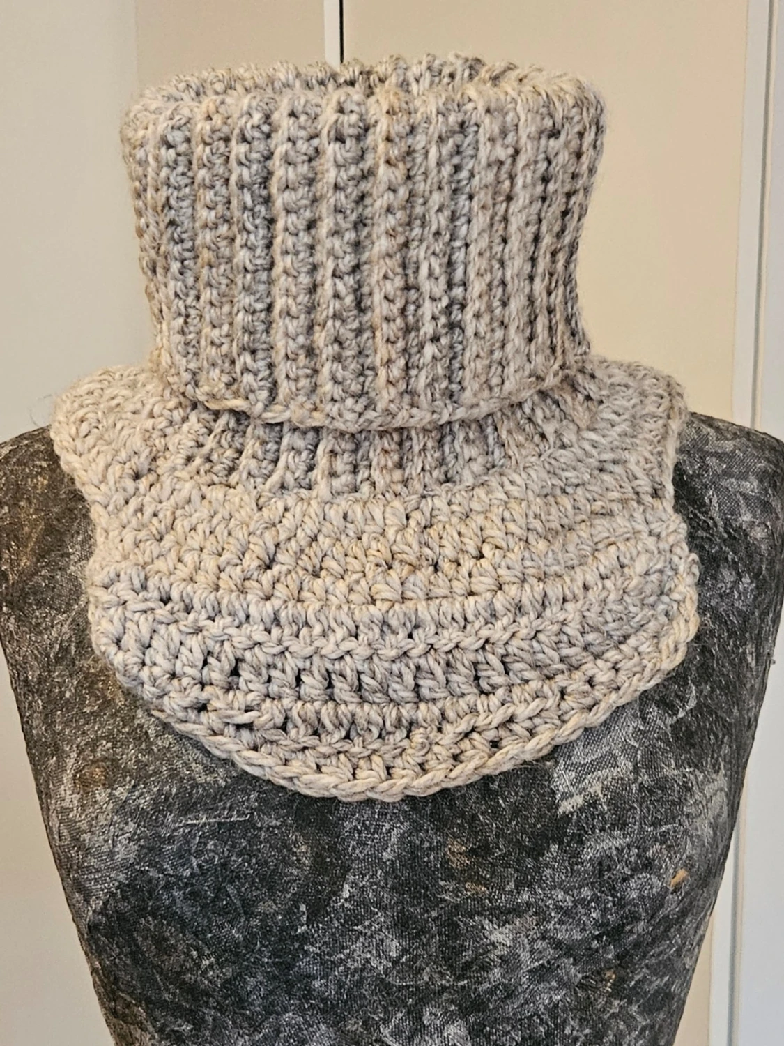 Grå/Beige virkad polokrage
