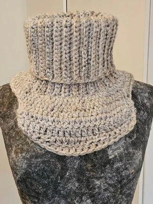 Grå/Beige virkad polokrage - Virkad polokrage i gråbeige nyans. Den har bred ribbad krage och virkad kant. Perfekt att ha under en hoodie eller jacka. **Hantverk av mig**