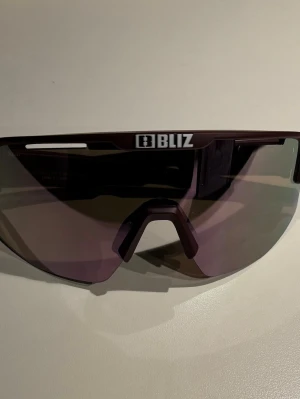 BLIZ glasögon  - Multisportsglasögon från BLIZ, i lila/ rosa färg. Aldrig använda och nypris ligger på 949kr, börjar lägga ut för 500kr men pris kan absolut diskuteras vid snabbköp!🥰🥰