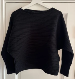 Tröja, Ralph Lauren, svart, bomull , stl. S båtkrage - Kabelstickad tröja med båtkrage från Ralph Lauren Relaxed fit  90% bomull 10 % nylon Använd några få gånger