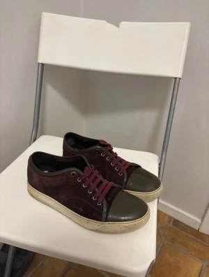 Lanvins - Säljer nu dessa riktigt snygga vinröda Lanvins. Riktigt fina och har mycket kvar att ge! Nypris: 4000-4500kr! Inga skador eller defekter på skorna över huvud taget!🙌