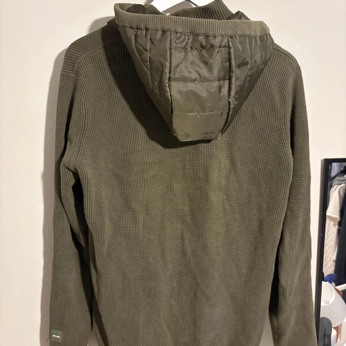 Olivgrön stickad hoodie från Indicode - 1