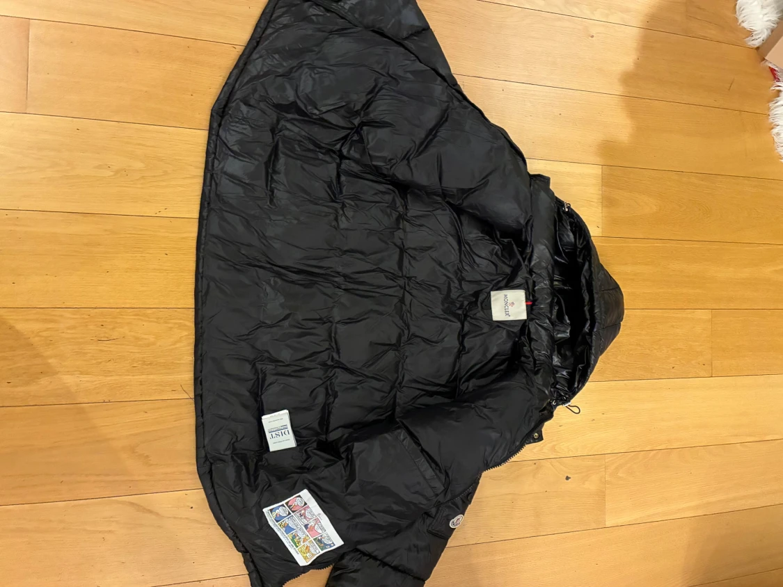 Svart dunjacka från Moncler