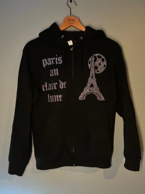 Blinglucid Hoodie - Säljer en blinglucid hoodie i storlek S, den är i bra skick och använd sparsamt. Fint material men vissa pärlor har börjat falla av med tiden :)