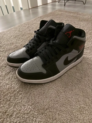 Jordan 1 Shadow red - Säljer skorna för dem är för små, köptes för 2 år sen men använts max 10 gånger då jag glömt bort att jag hade dem. Samma skick som dem kom med, köpte från merchsweden och kvitto finns och kan visas vid seriös affär. Kom med bud om priset inte passar:) QR-koden i skorna funkar också. Nypriset va ca 2600kr. Orginallådan finns också kvar