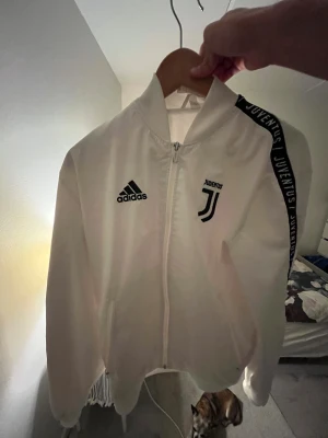 ADIDAS X JUVENTUS WINDBREAKER - En fräsch windbreaker från adidas i deras samarbete med Juventus. Ddn användes kanske 5 gånger sammanlagt tills den fick ta en paus och ta plats i garderoben. Storlek s.