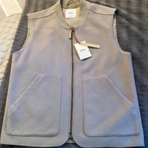 Beige ullväst från Dobber med dragkedja - Snygg beige väst från Dobber i mjuk ullmix. Mitt pris 650kr. Bara höra av sig vid fundering🧃😇