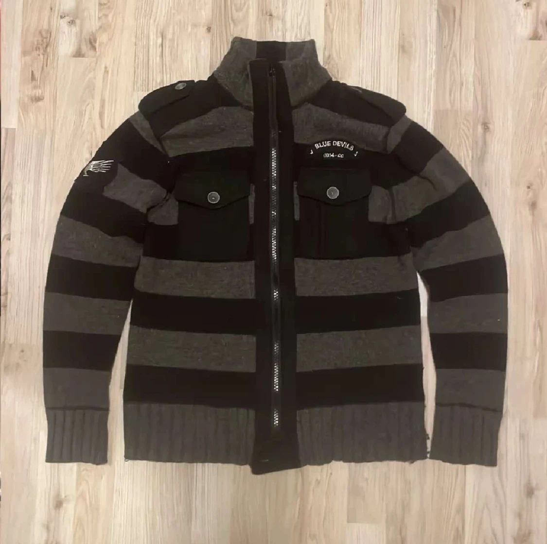 Grå randig cardigan med feta detaljer - 1