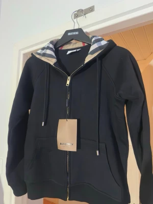 Burberry Tröja - Helt ny burberry tröja! Helt oanvänd taga finns kvar! Går ner i pris vid snabb och smidig affär😀