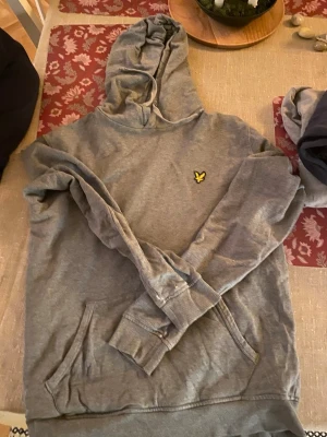 Hoodie Lyle and Scott  - Hoodie i använt skick, slitage finns vid ärmslut i övrigt fin 