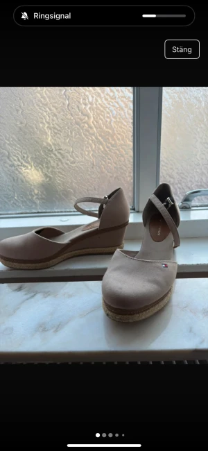 Tommy hilfiger klackar - Beiga klackar från Tommy hilfiger, så fina och bekväma att gå i. Använt fåtal gånger, men är fortfarande i bra skick.