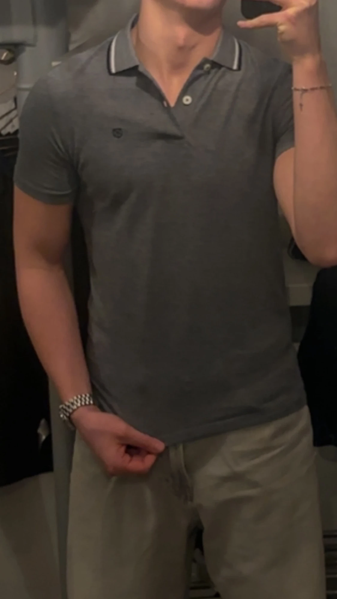 Grå pikétröja med vit kant