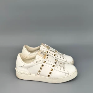 Valentino Rockstud | 37 - Valentino Rockstud Sneakers | Snygga skor i jättefint skick! | Storlek 36.5 men passar även 37 | Endast skorna ingår | INGA BYTEN | Fraktar spårbart eller möts upp i Täby | Hör av er vid funderingar 🙌