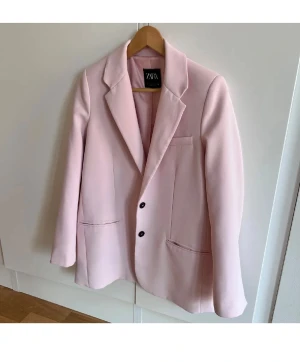 Kavaj från Zara  - Använd 2 gånger! Oversize modell! Passar även S💞