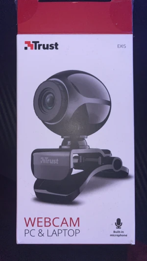 Trust Exis Webcam - Trust Exis Webcam för PC & laptop med inbyggd mikrofon. Perfekt för videosamtal och streaming. USB-anslutning, enkel att installera. Produkten ser ut att vara i gott skick med mindre ytliga repor. Levereras med originalkabel. Aldrig använd