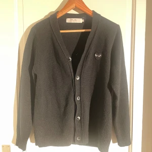 CDG Cardigan/kofta - En fin comme de garcons  • 7/10 skick • 3000kr ny | mitt pris: 699kr • Passar M • Skriv vid minsta fråga! PRISET ÄR INTE HUGGET I STEN!