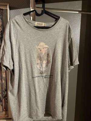Grå Polo Bear t-shirt från Ralph Lauren - Trycket är lite blekt 