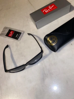 Raybans solglasögon  - Svarta raybans knappt använda kommer med låda och allt