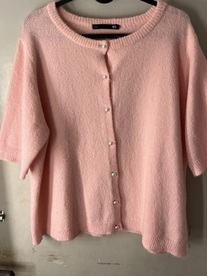 Rosa stickad tröja  - Säljer denna rosa stickade tröja som även kan användas som kofta med  söta små vita pärlknappar, super skönt&gosig!