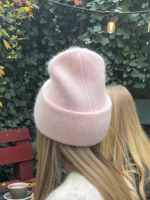 Rosa mössa med satin - Vi är ett UF-företag som säljer stickade mössor med innertyg av satin som bevarar fukten i håret/motverkar friss och håller frisyren på plats. Dessa mössor passar både killar/tjejer. Mössorna finns i flera färger i vår profil. Kontakta oss vid frågor✨