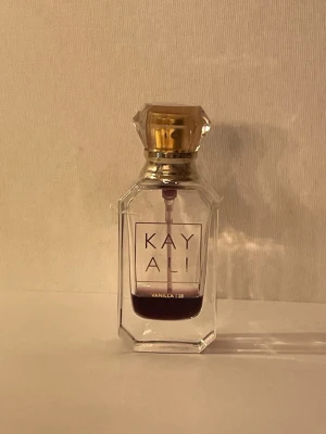 Kayali Vanilla 28 10ml flaska -  Kayali Vanilla 28. 10 ml flaska ca 1-2 ml kvar 