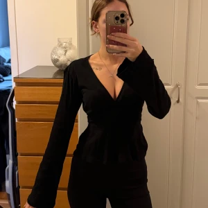 Festlig topp  - Säljer denna festliga toppen från Gina tricot. Vida armar med snörning som går att knyta i ryggen men också fram tlll. 