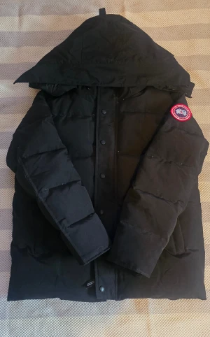 Svart pufferjacka från Canada Goose - Rejäl jacka i bra kvalitet. Skriv om ni önskar fler bilder