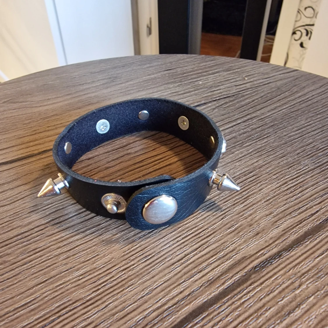 Svart nitad punk läderchoker med döskallar - 1