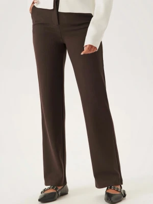 Bruna raka kostymbyxor - Bruna kostymbyxor från Bikbok. Sitter tajt och fint på kroppen. Använt 3 gånger max. Säljs på grund av flytt rensning. Köptes för 600kr