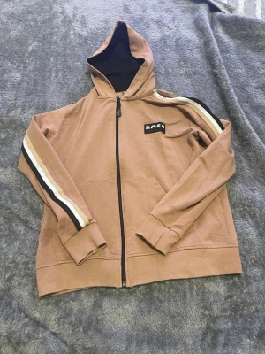 Beige kofta från Hugo Boss - Säljer en beige kofta från Hugo Boss jätte skön och bra för både sommaren och vinter.