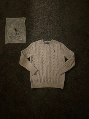 Grå stickad Ralph Lauren tröja  - Hej, Jag säljer min Gråa fräscha Ralph Lauren tröja perfekt till vintern❄️ 