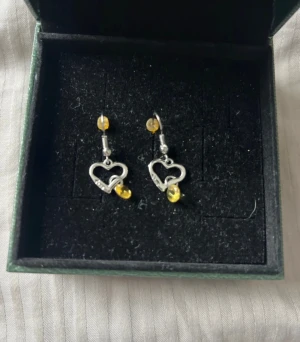 Örhänge med en gul diamant  - Jätte fina! 