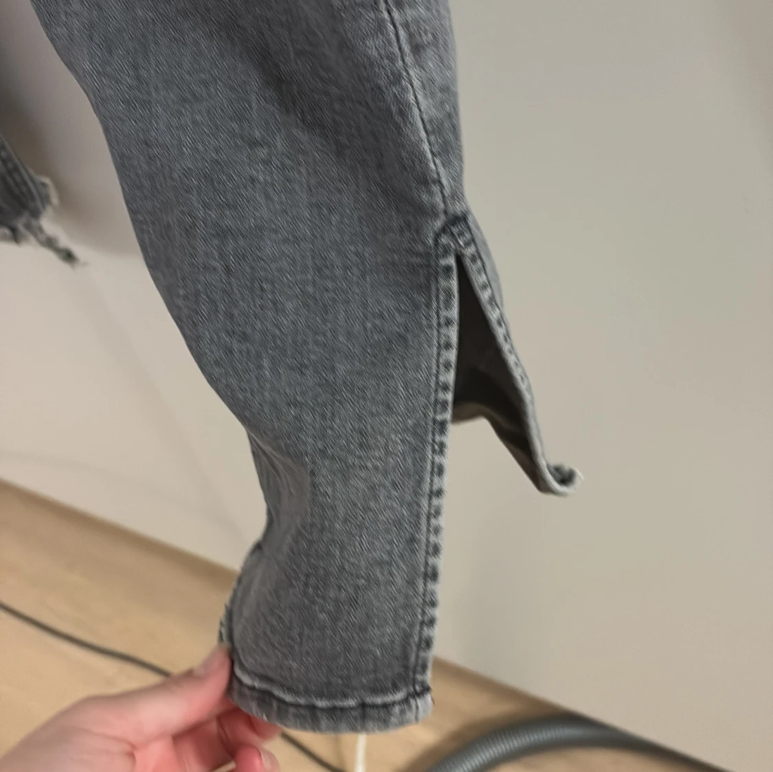 Grå slitna jeans med slits från Zara - 3