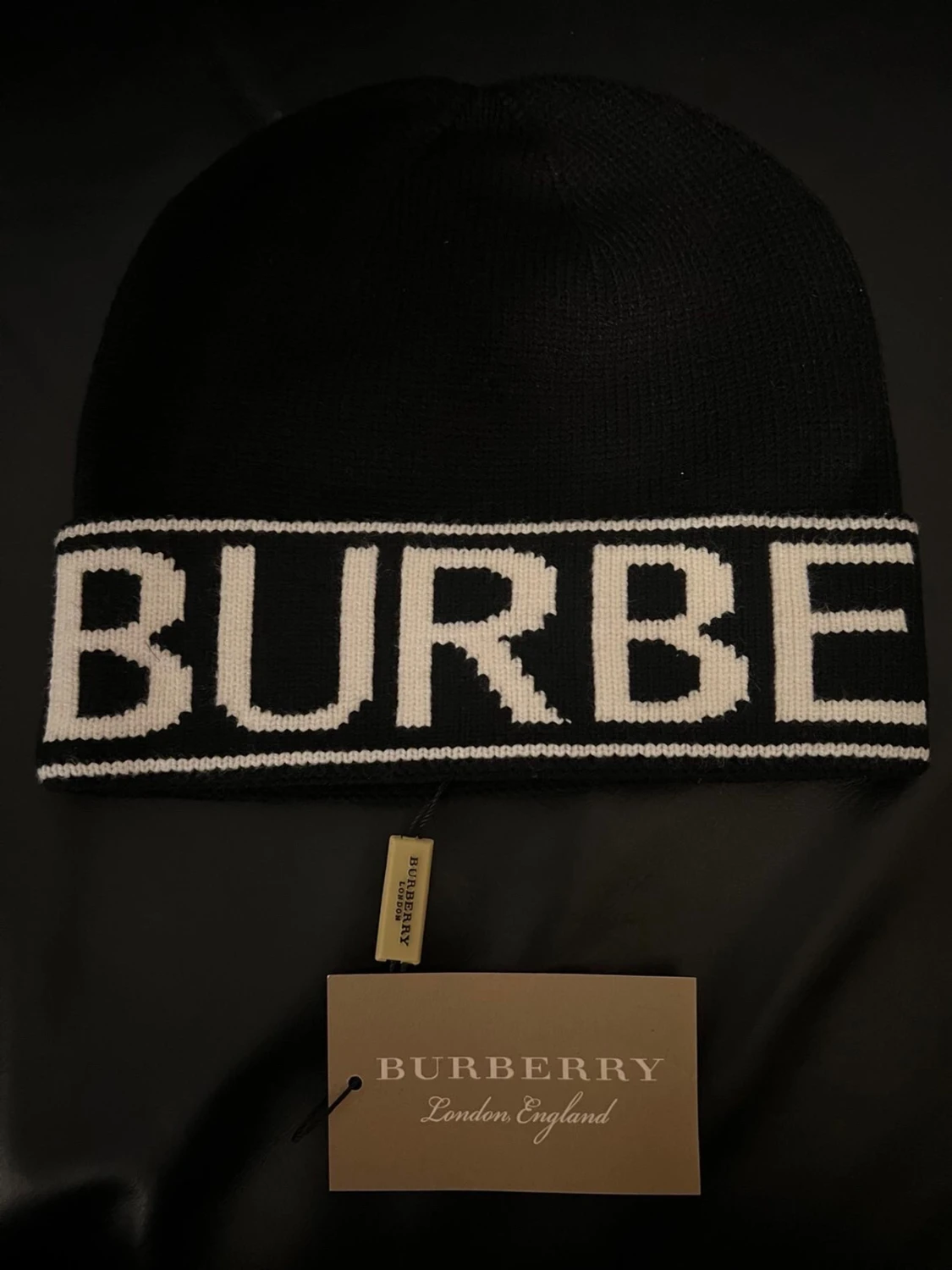 Svart stickad Burberry mössa