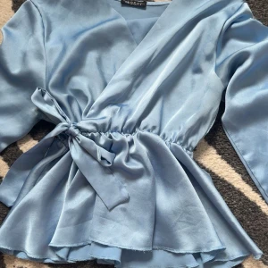 Fest topp från missay 🌟 - Går både att klä upp och ner, på fest eller i skolan.  Formar sig snyggt runt bysten. Fin färg. Knappt använd ☺️💕