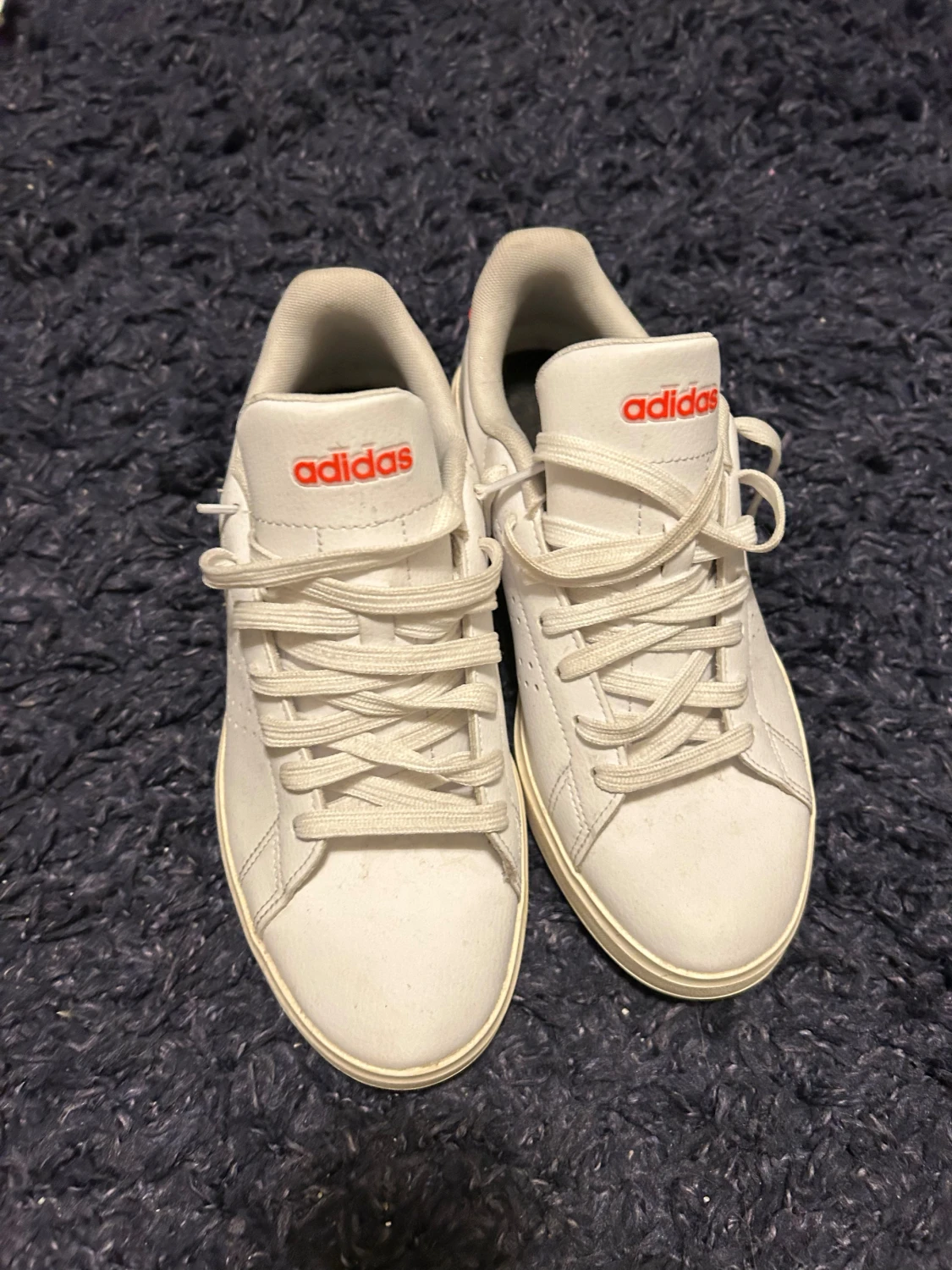 Vita sneakers från Adidas med röd logga