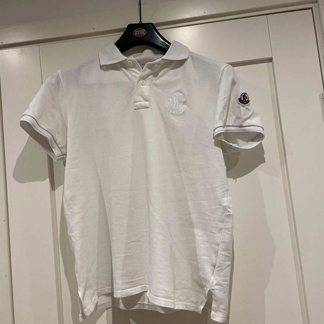 Vit Moncler pikétröja med logga