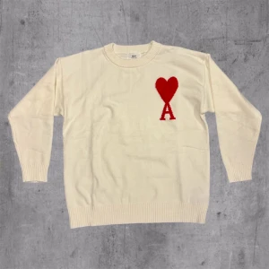 Vit stickad tröja från Ami - Vit ami Paris sweatshirt.                                                Storlek: M.                                                                      Skick: 10/10