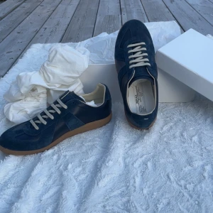 Maison margiela GATS - Storlek 43. Endast använda ett par gånger, säljer för de var för små för mig. Priset går att diskutera. Tveka inte på att skriva vid minsta fundering.