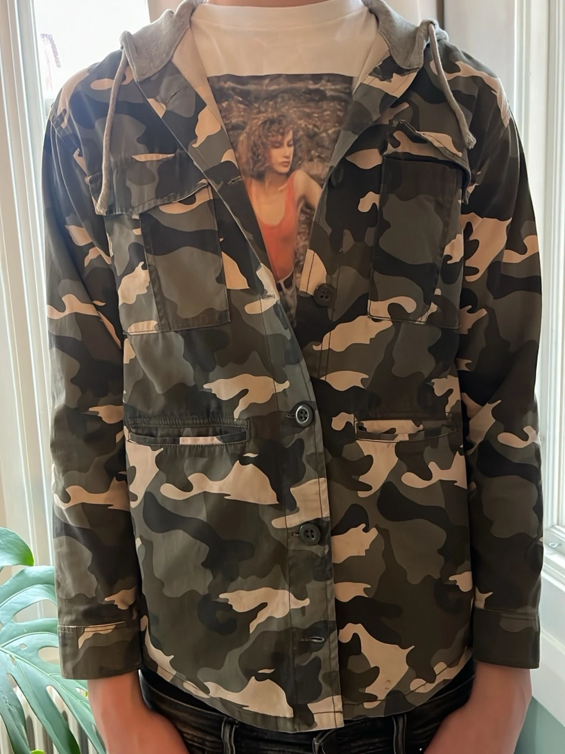Camouflage vindjacka med grå hoodie