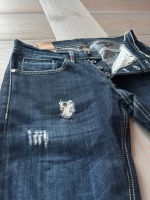 Dondup slim fit – blå slitna premiumjeans 👖🔥 - Dondup jeans, slim fit med en perfekt sliten blå tvätt i strl 30. Sitter tajt på rätt ställen och ger en modern, clean sliten look. Trasig patch men märks knappt och ändrar inte helhetsbilden av jeansen ✅Äkta premiumjeans ✔️ Snygga slitningar – naturlig look 💸Ny pris 3000-3500kr - nu 759kr🔥