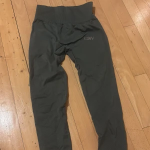 Mörkgröna leggings från ICANIWILL - Mörkgröna leggings från ICANIWILL med hög midja och ribbad linning. Materialet är stretchigt och passar perfekt för gymmet eller annan träning. 