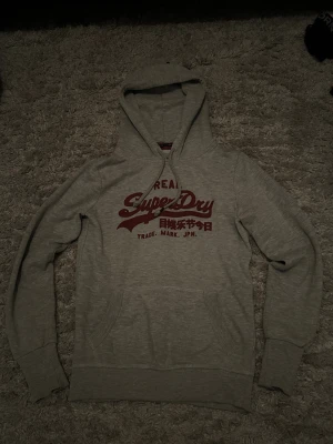 Superdry hoodie - Väldigt snygg hoodie från superdry. Säljer för att den är för liten för mig, perfekt kvalitet 