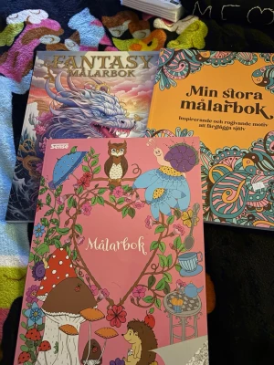 Fantasy Målarbok, Min stora målarbok, Målarbok (Sense) - Tre kreativa målarböcker med fantasifulla och inspirerande motiv. Perfekt för dig som gillar att färglägga drakar, djur och mönster. Skapa egna konstverk och koppla av med färg och fantasi – ett roligt sätt att uttrycka sig och släppa loss kreativiteten!