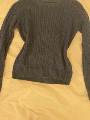 Mörkgrå stickad tröja XOXO friends - Snygg mörkgrå stickad tröja från XOXO friends i storlek 146/152. Den påminner om ralphlouren en del också🩷