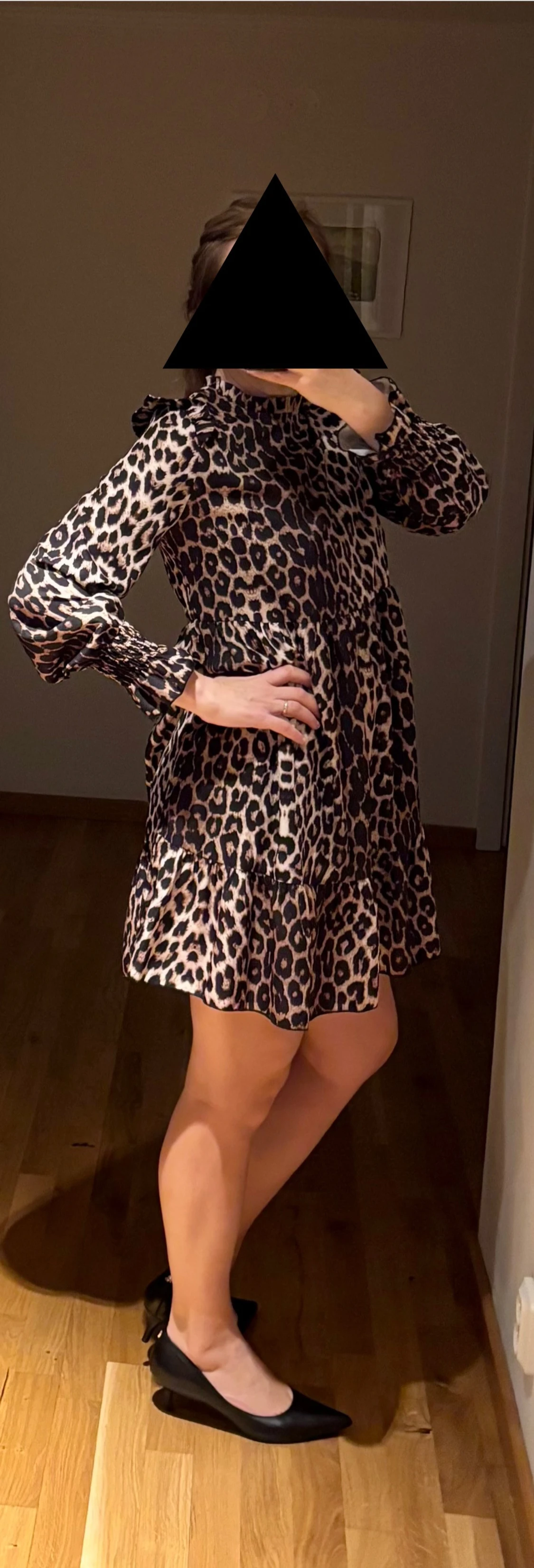 Leopardmönstrad kortklänning med volang - 5