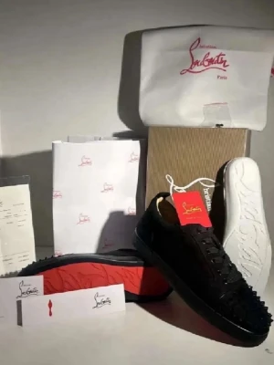 Christian Louboutin svarta sneakers - Svarta sneakers från Christian Louboutin med ikonisk röd sula och svarta nitar på tån. Skorna har snörning och rund tå, tillverkade i mocka och skinn. Snygg design med lyxig känsla och detaljer som sticker ut. Perfekt för dig som vill ha något extra i din sneaker-samling.                                                Obs det medföljer endast skor och dustbag och lådan 